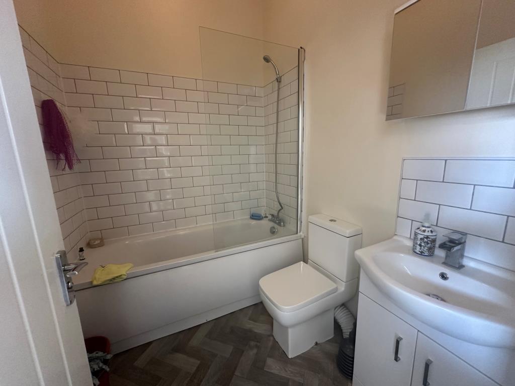 Lot: 136 - MIXED USE INVESTMENT IN TOWN CENTRE - First Floor flat bathroom with W.C.